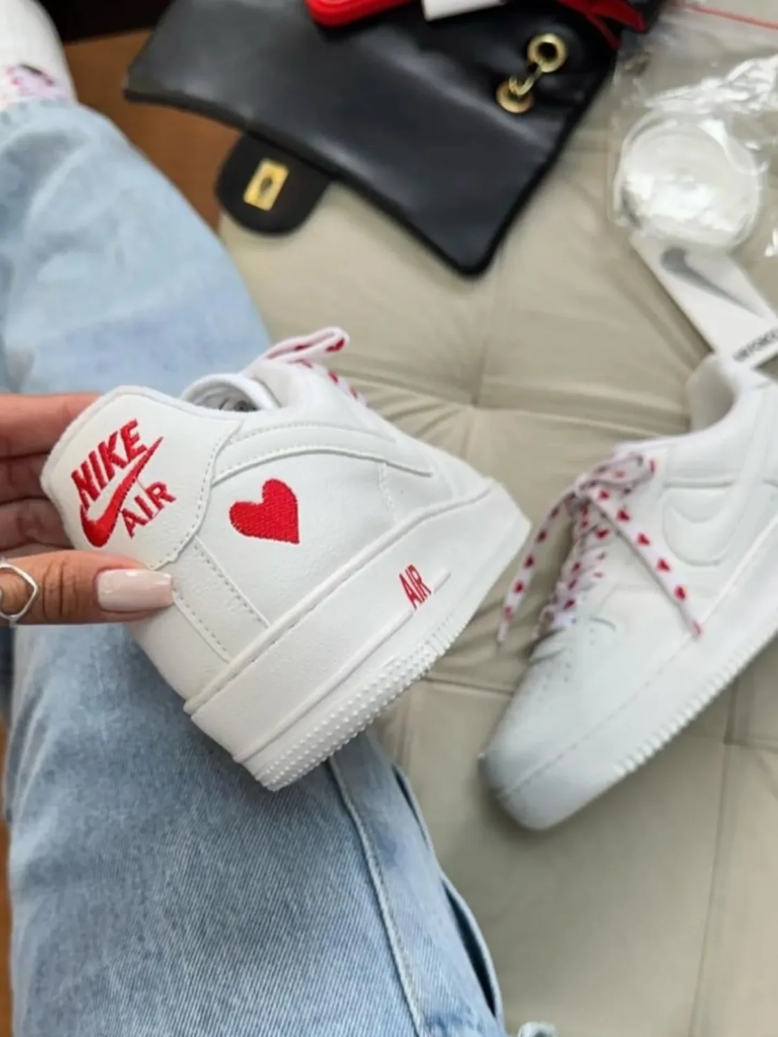 Nike Air Force 1 Coração, ângulo 1 de 3
