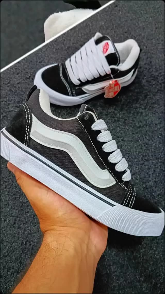 Tênis de skate preto e branco